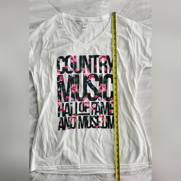 NWOT Ladies Country Music Hall of Fame short Sleeve V-neck Tee - Picture 4 of 5